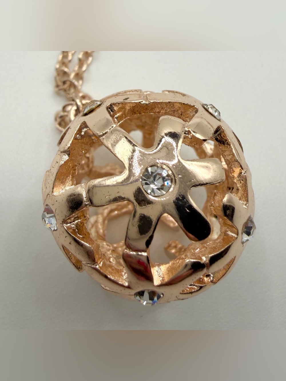NWOT Beautiful “Guess” Necklace by Marciano-Excellent Cond. Gold tone w/Crystals - Picture 2 of 14